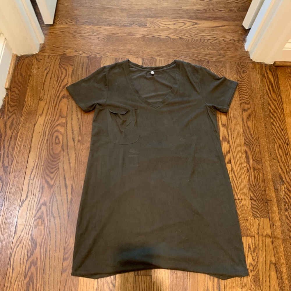 Fun and casual Z supply hunter green v neck dress.